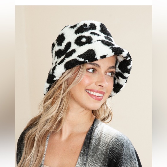 LEOPARD FAUX SHERPA BUCKET HAT - Picture 3 of 5